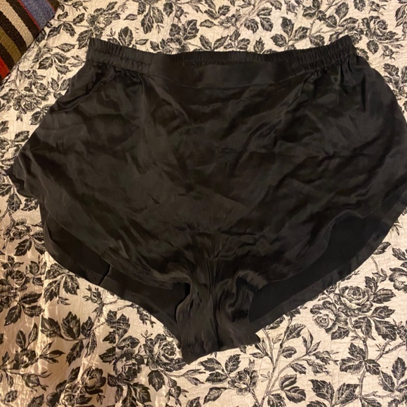 LUNYA SHORTS LARGE - Picture 2 of 4